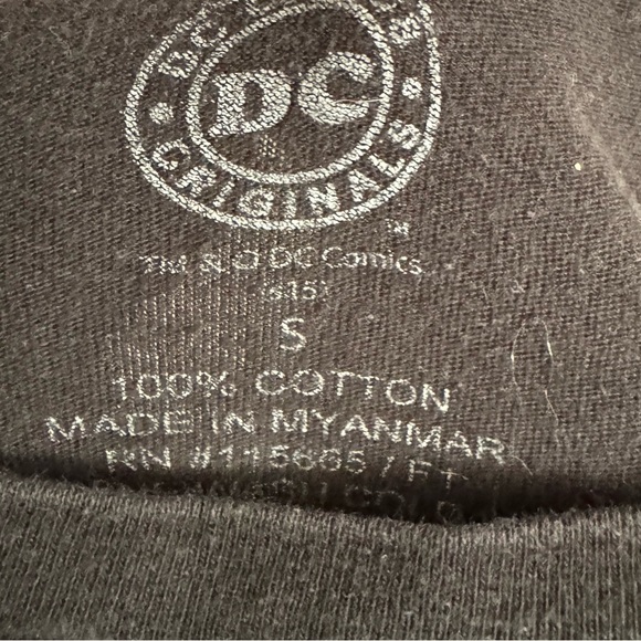 DC Comics presents the Animated Batman T-Shirt: Unisex Small: Gotham: The Joker - Picture 4 of 4